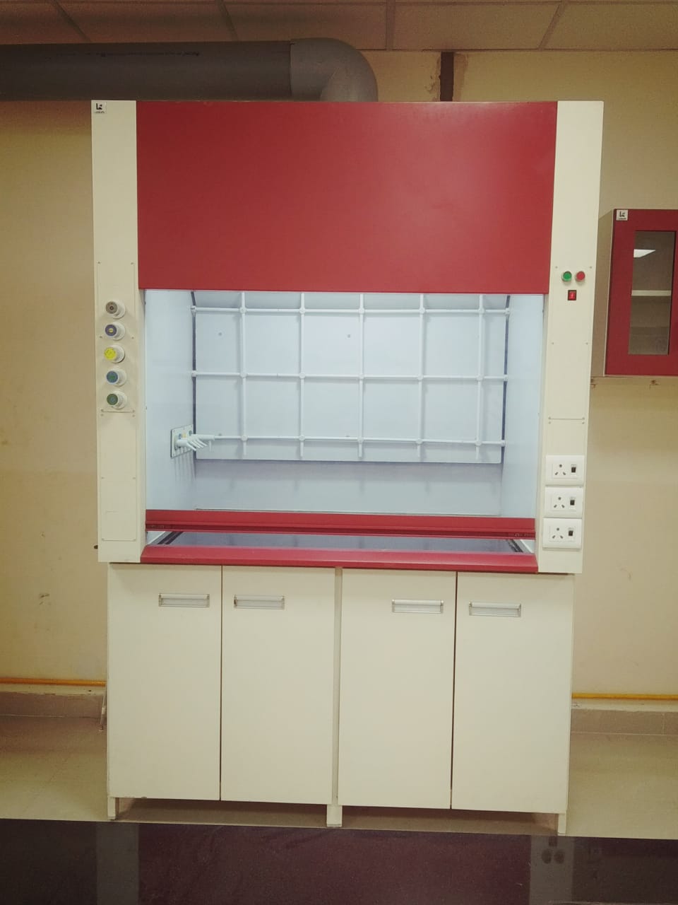 fume-hood-and-its-uses-in-chemical-lab-ductless-fume-hood-ducted-fume